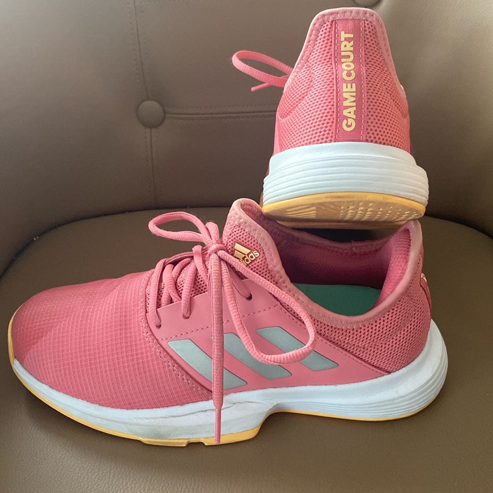 Adidas Game Court women’s tennis shoes. Size 6 great condition shoes & tread.